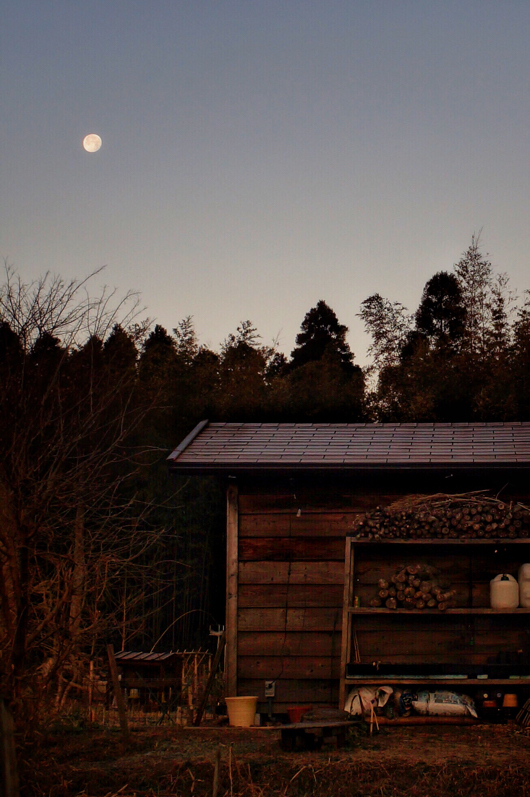 2018年スタート 朝の小屋と月