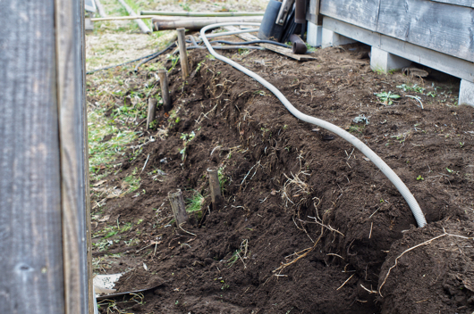 小屋の土留め修復作業 アウトドアシャワー用ポンプの配線を埋設