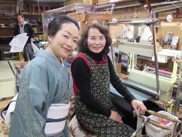 たった一人の15マルキ（24ヨミ）本場大島紬を織れる神の手の織子さんが 