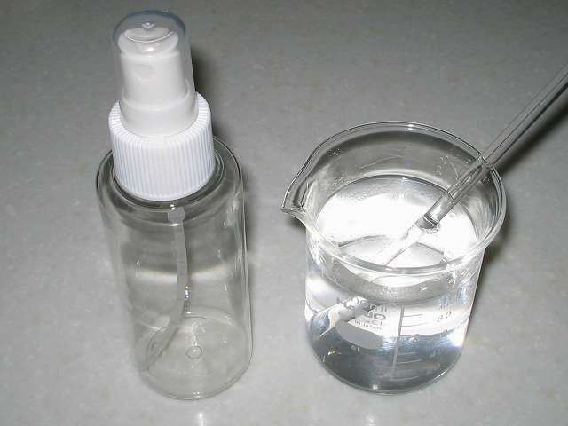 ガラスビーカーで分量して混ぜた精製水・無水エタノール・ハッカ油の液体をガラスかくはん棒で混ぜた後、無水エタノールで洗浄・消毒した AZ エーゼット PET ボトルスプレーに入れます