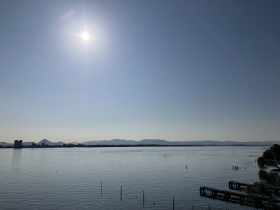 琵琶湖大橋西詰めから眺めた南湖は晴天微風のベタナギから次第に北西の風が強まりました。湖上はボートが少なくてガランガランのガラ空きです（11月8日9時頃）