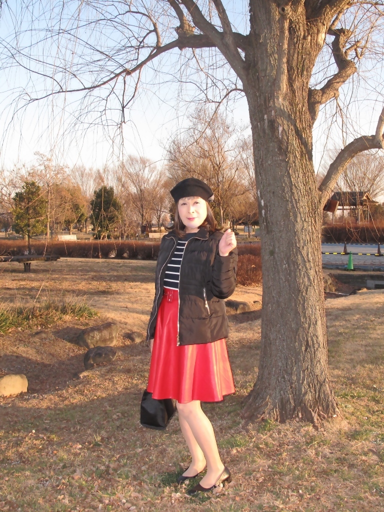 黒のダウンハーフコートに赤のレザーフレアースカート(1) - 星野愛(めぐみ)のブログ