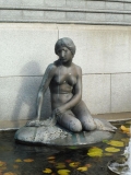 JR倉敷駅　時計塔下の裸婦像