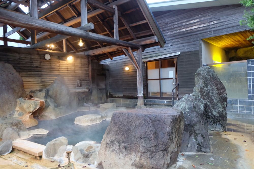 原鶴温泉28 露天風呂側から入り口を見る