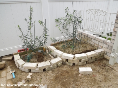 こだわりすぎるａ型ママのおしゃれな輸入住宅づくり 庭造りdiy 初めてのレンガ積み 初心者のくせにアーチの2段花壇に挑戦