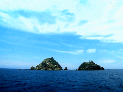 二つの島からなる竹島の外観