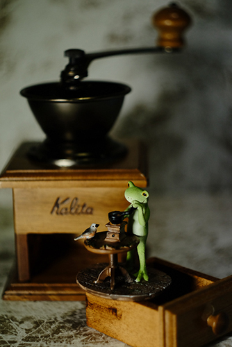 ツバキアキラが撮ったカエルのコポー。20年来愛用のコーヒーミルと一緒に。