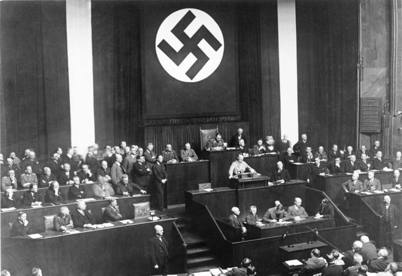 全権委任法成立後に演説を行うヒトラー（1933年3月）