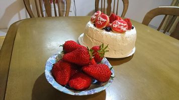 【写真】ポレポレ苺で飾ったバースデーケーキ