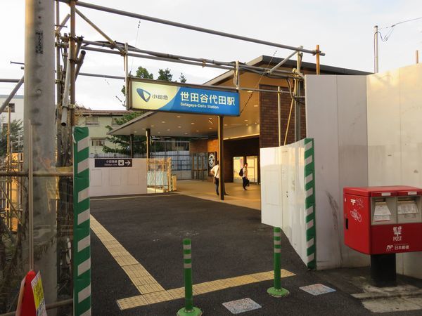 完成した世田谷代田駅の駅舎。駅前広場はまだ整備中。