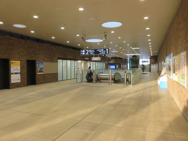 世田谷代田駅の駅舎内。東北沢駅と基本的なデザインは同じである。