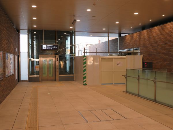 駅舎最奥にあるエレベータ。右の囲いは使用を終了した仮設エレベータの跡。